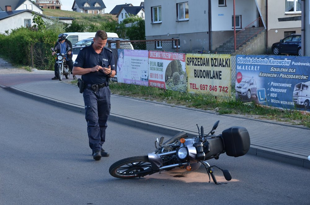 Stara Maszyna. Zderzenie osobówki z motocyklem. Ranny kierowca jednośladu
