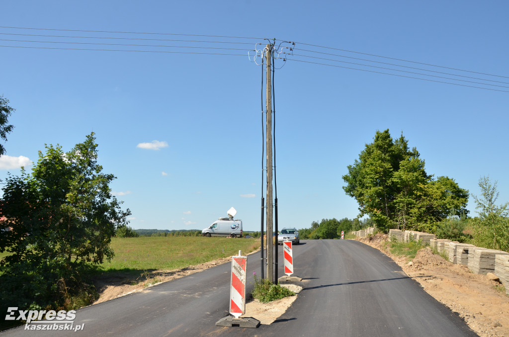 Słup pośrodku asfaltowej drogi