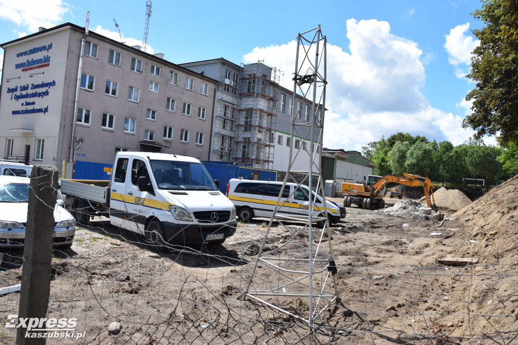 Żukowo. Trwa budowa parkingu przy szkole i przystanku PKM. Kosztuje 1 mln  zł 