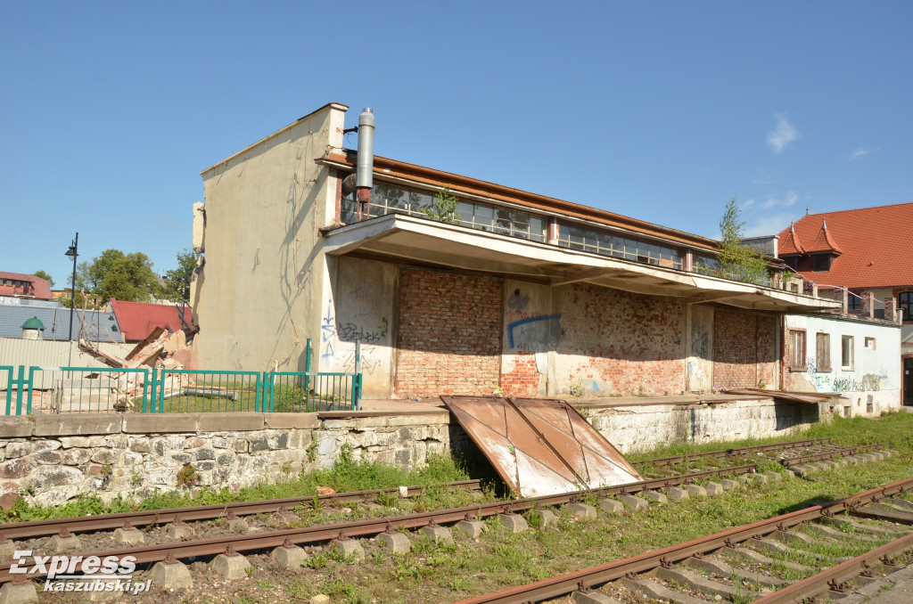 Kartuzy. Wyburzają rampę kolejową