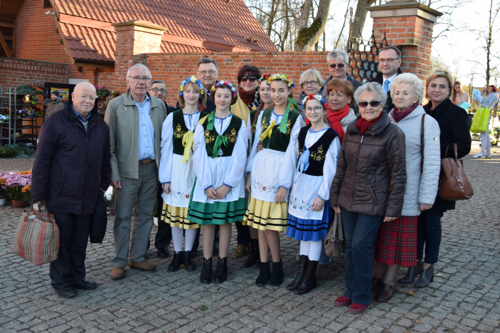 Miłośnicy Kartuz i młodzież odwiedzili groby