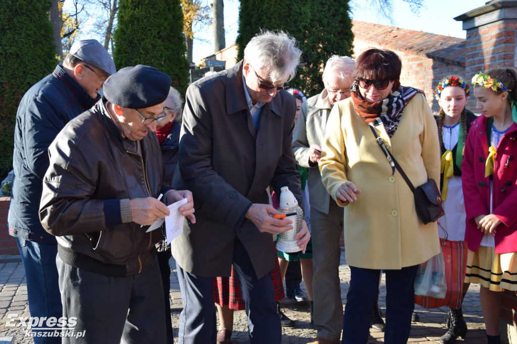 Miłośnicy Kartuz i młodzież odwiedzili groby