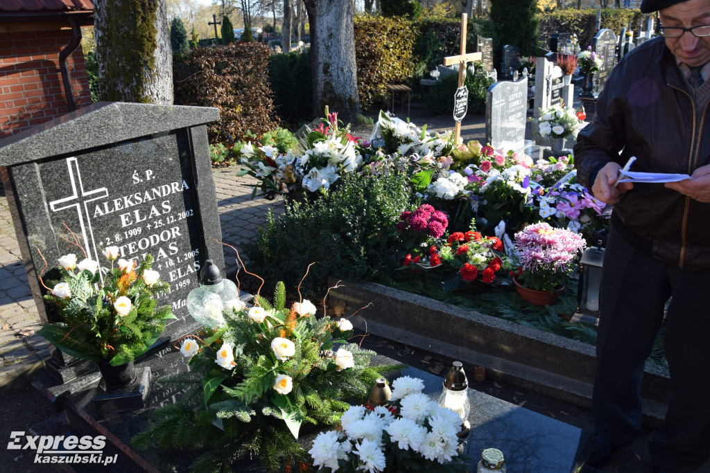 Miłośnicy Kartuz i młodzież odwiedzili groby