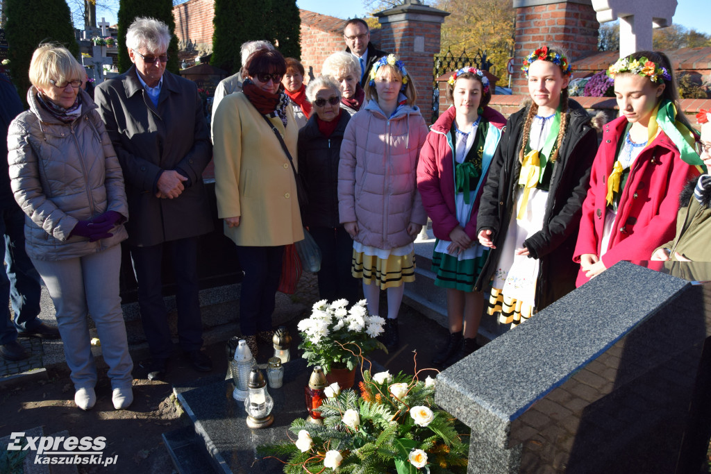 Miłośnicy Kartuz i młodzież odwiedzili groby
