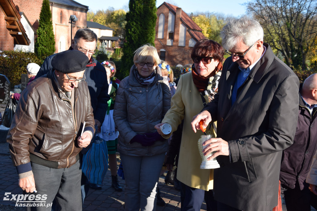 Miłośnicy Kartuz i młodzież odwiedzili groby