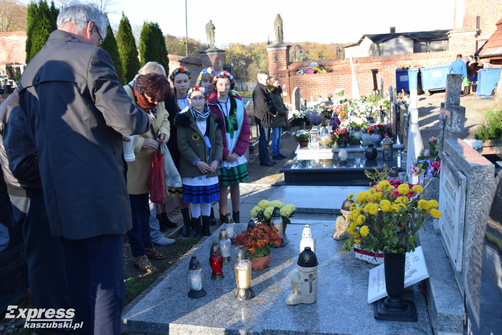 Miłośnicy Kartuz i młodzież odwiedzili groby