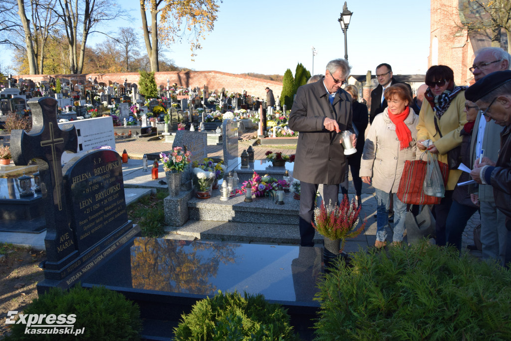 Miłośnicy Kartuz i młodzież odwiedzili groby