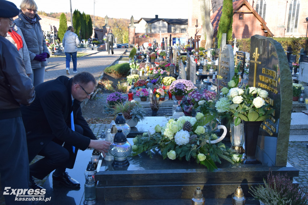 Miłośnicy Kartuz i młodzież odwiedzili groby