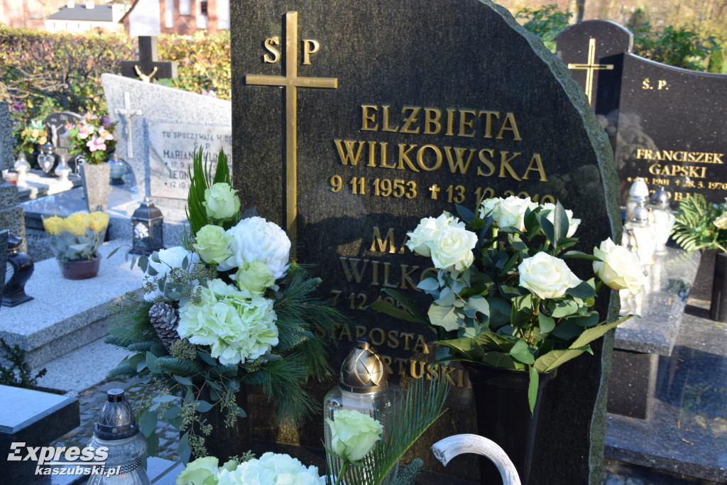 Miłośnicy Kartuz i młodzież odwiedzili groby