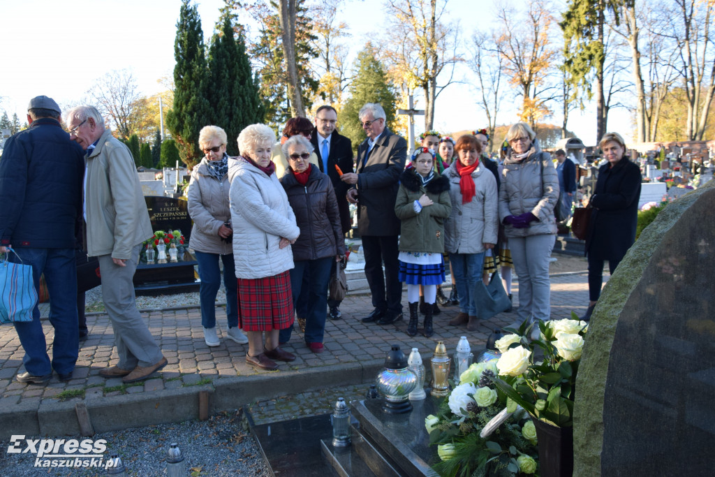 Miłośnicy Kartuz i młodzież odwiedzili groby