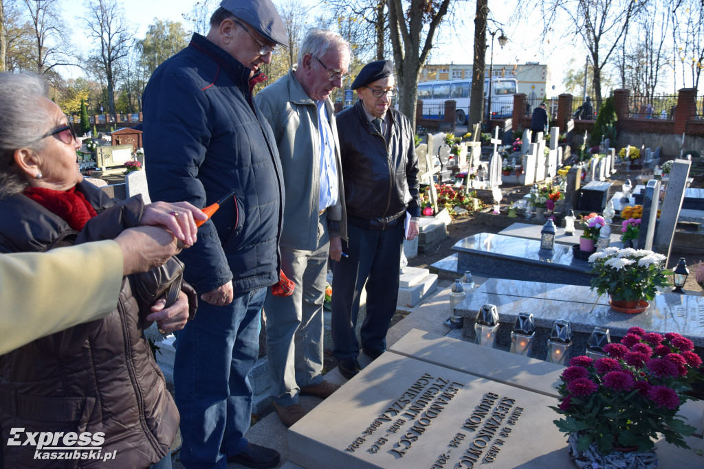 Miłośnicy Kartuz i młodzież odwiedzili groby