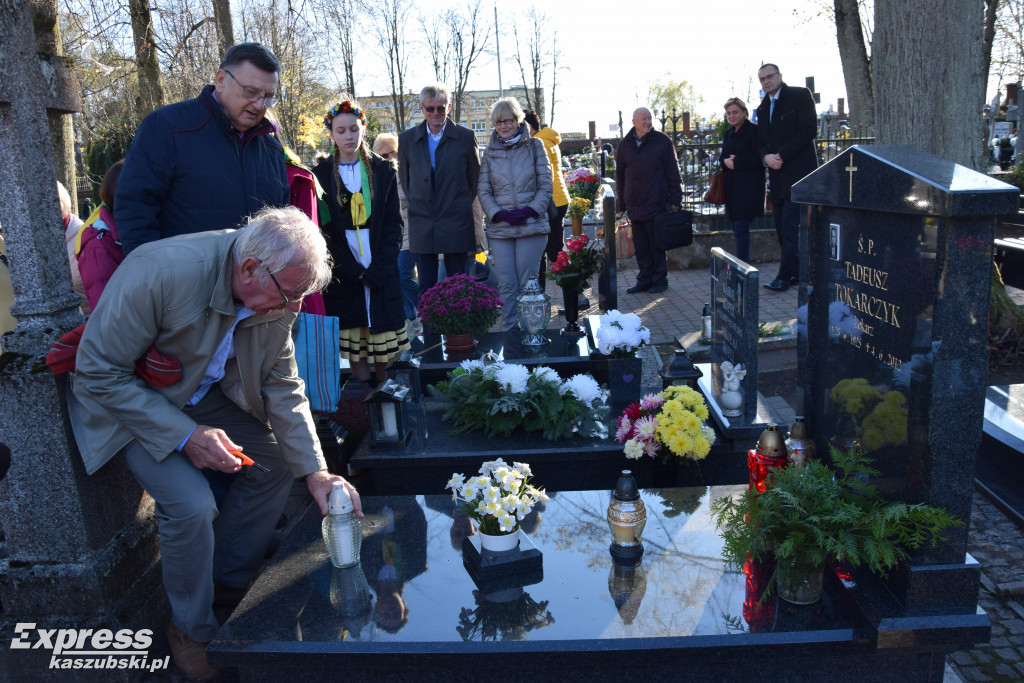 Miłośnicy Kartuz i młodzież odwiedzili groby
