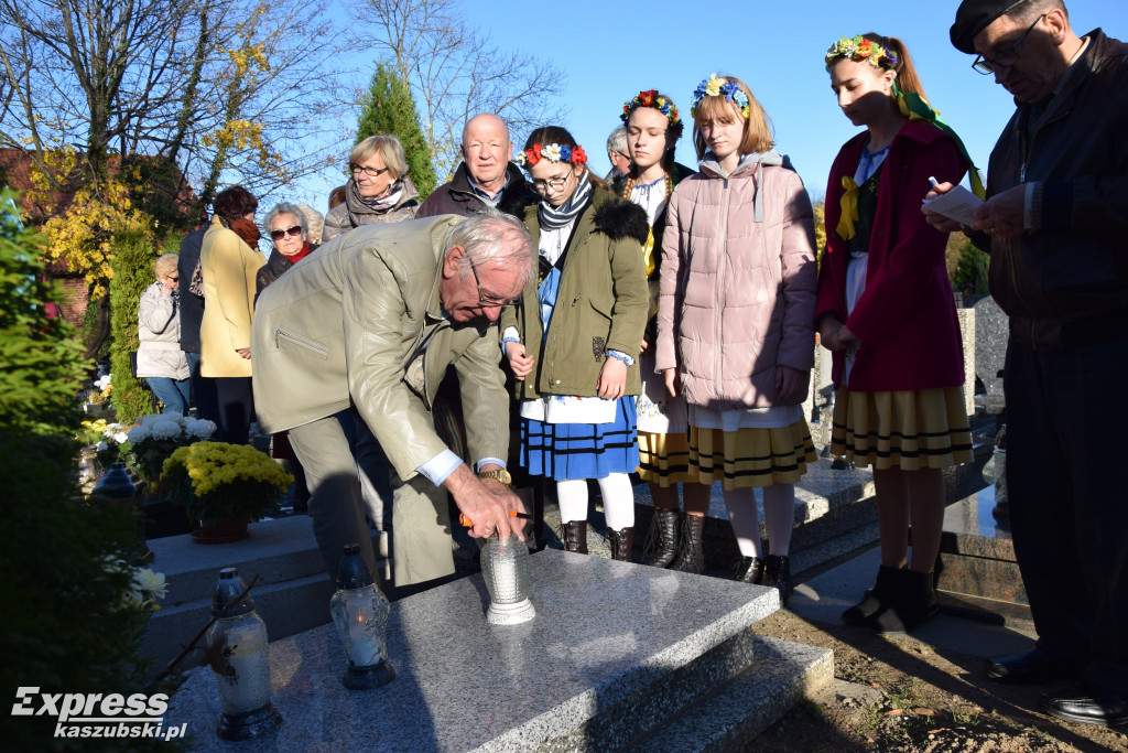 Miłośnicy Kartuz i młodzież odwiedzili groby