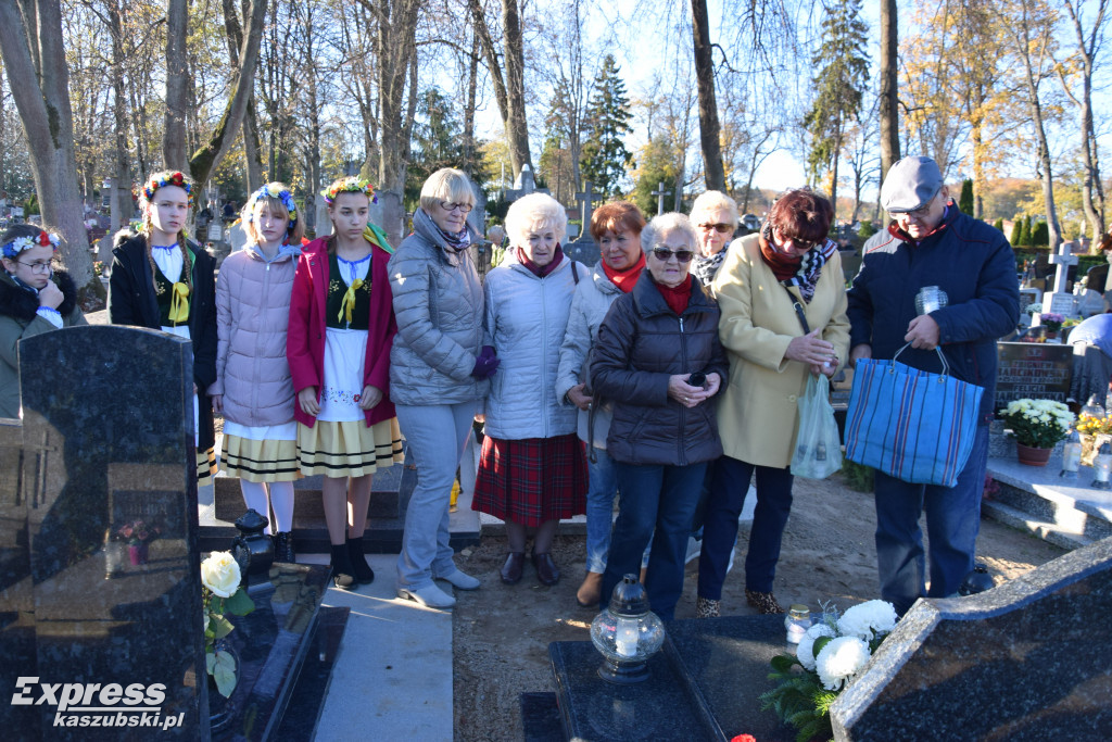 Miłośnicy Kartuz i młodzież odwiedzili groby