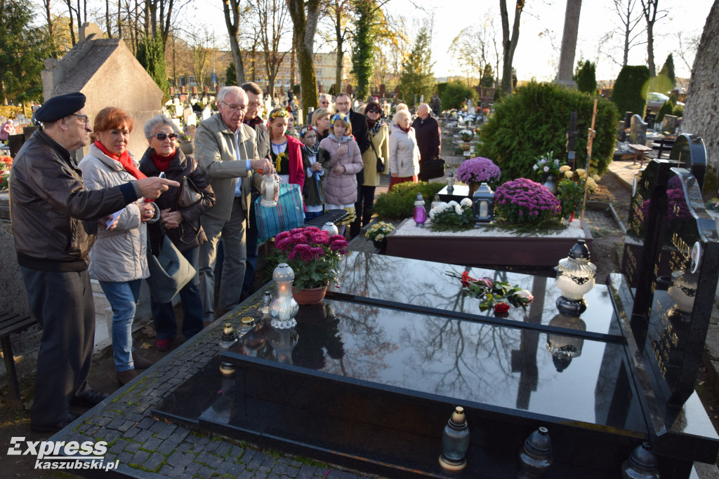 Miłośnicy Kartuz i młodzież odwiedzili groby