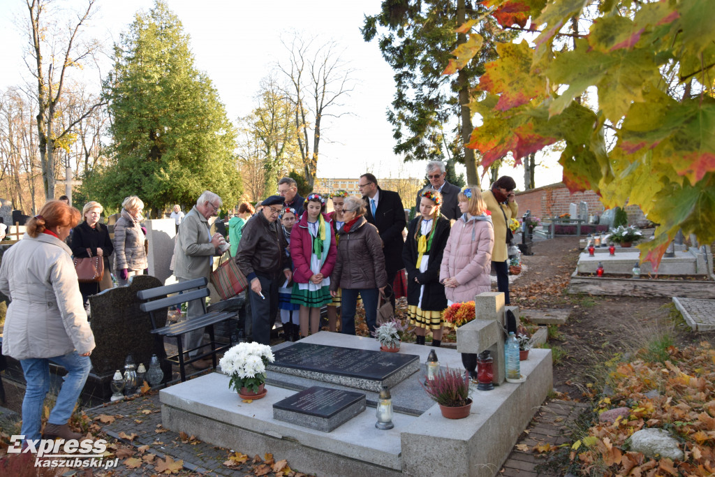 Miłośnicy Kartuz i młodzież odwiedzili groby