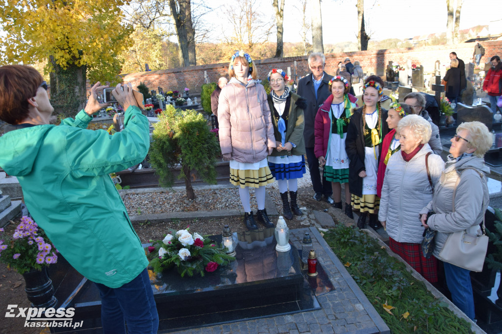 Miłośnicy Kartuz i młodzież odwiedzili groby