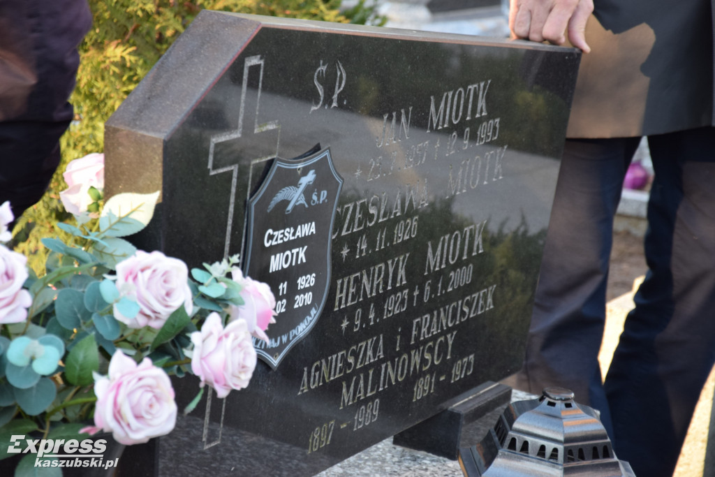 Miłośnicy Kartuz i młodzież odwiedzili groby