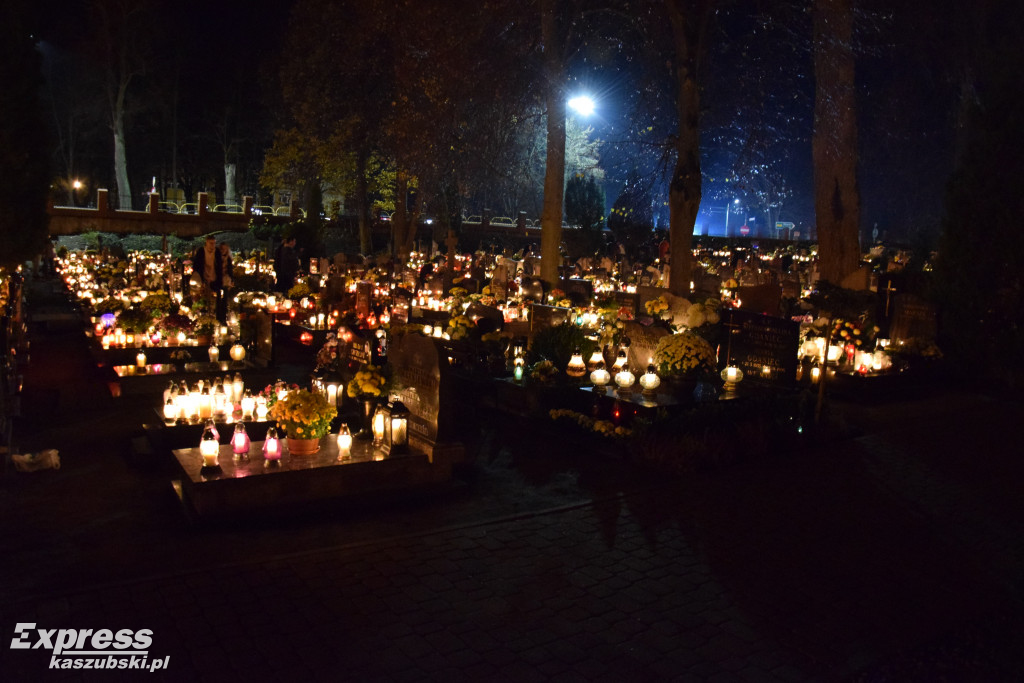 Kartuski cmentarz wieczorem