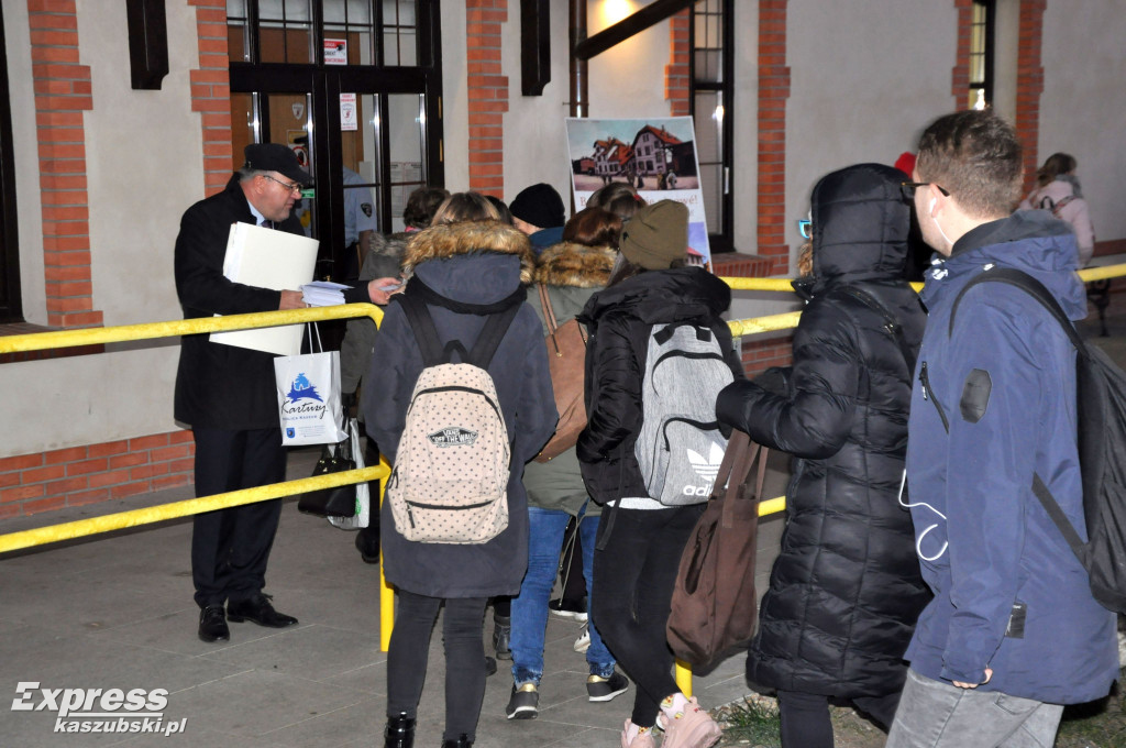 Zachęcali do głosowania na dworzec
