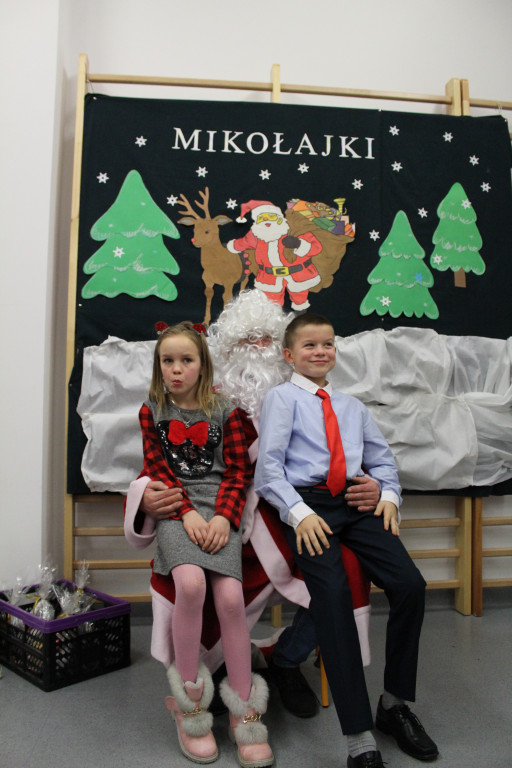 Święty Mikołaj u dzieci w Węsiorach