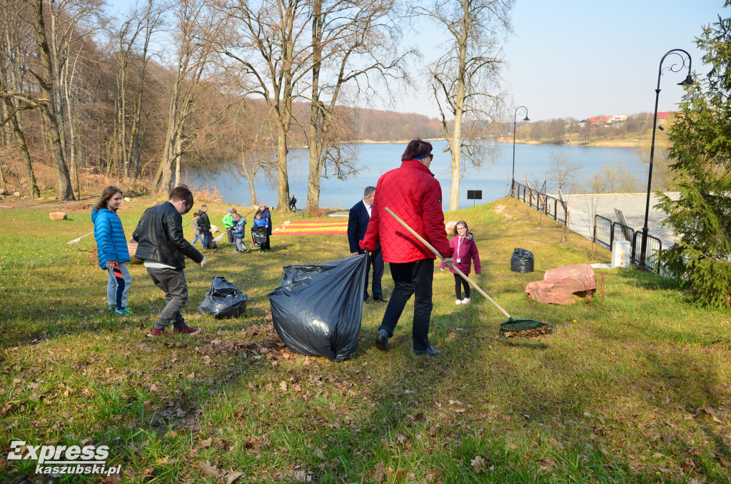 Sprzątanie parku przy kolegiacie