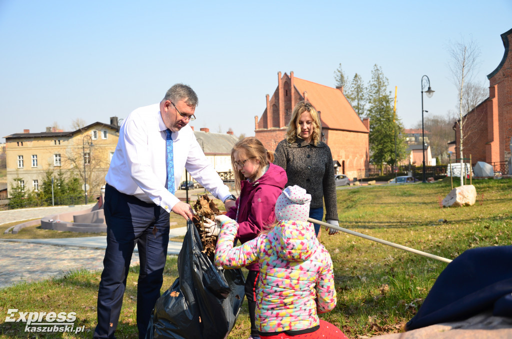 Sprzątanie parku przy kolegiacie