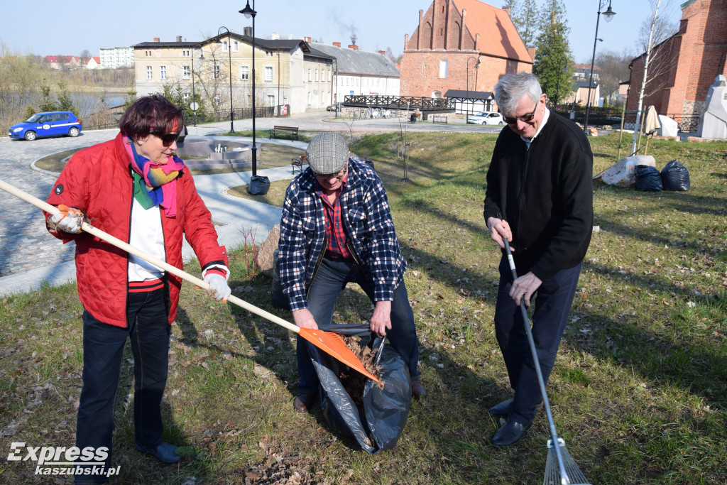 Sprzątanie parku przy kolegiacie