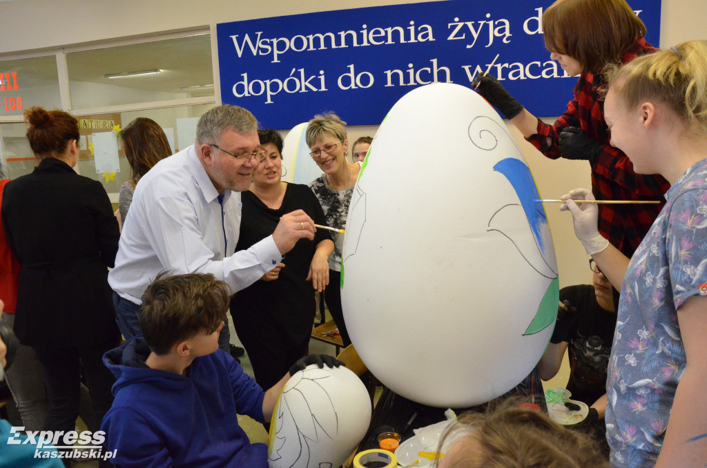 Malowanie kartuskich pisanek
