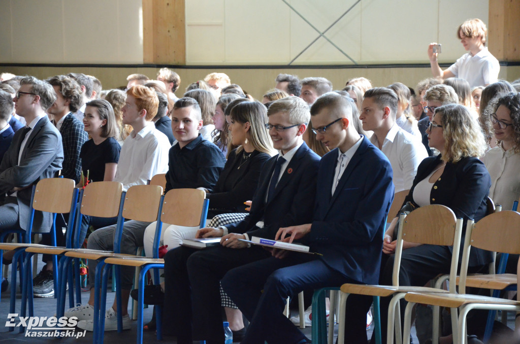 Odebrali świadectwa, przed nimi matura