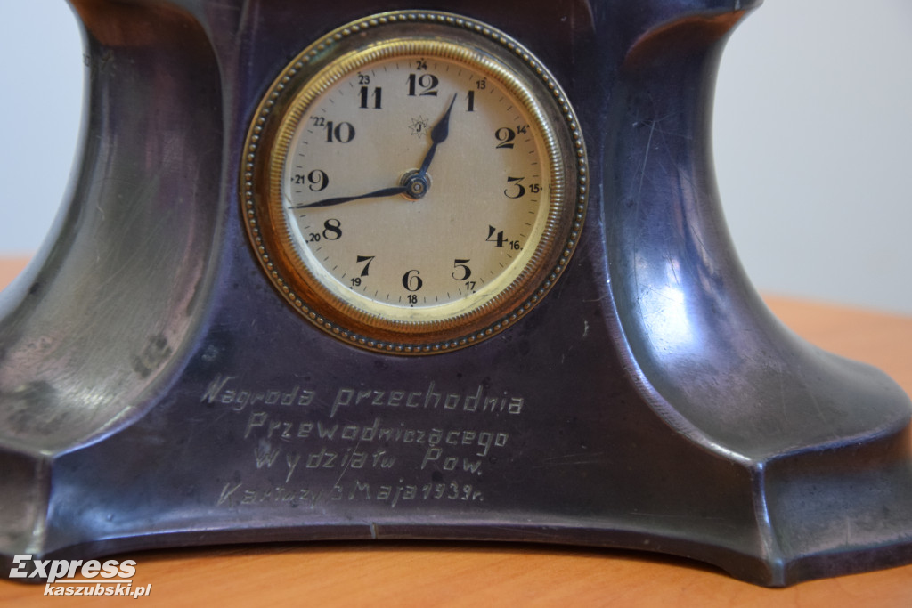 Zabytkowy zegar z datą 3 maja 1939 r.
