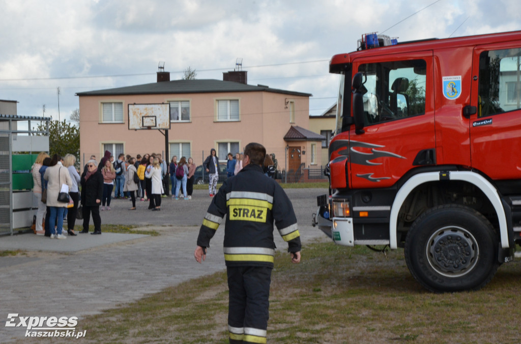 Alarm bombowy w ZSP w Sierakowicach