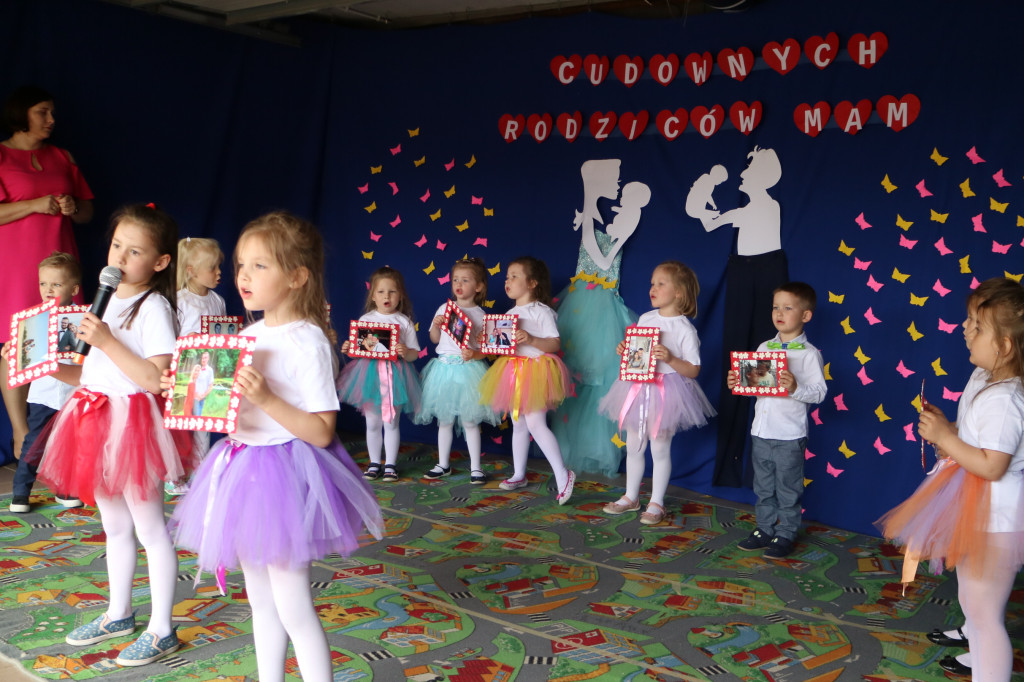 Występ dla rodziców w przedszkolu Gucio