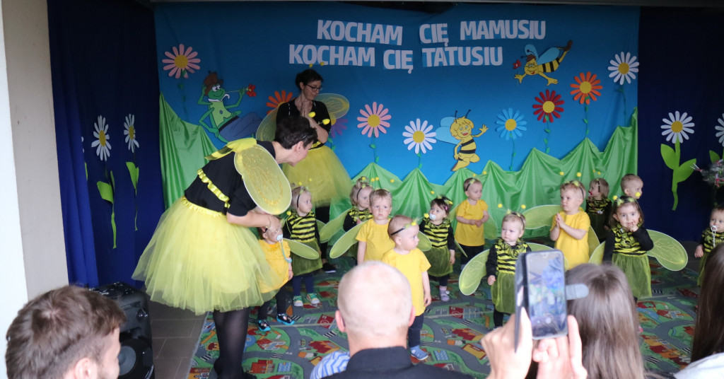 Występ dla rodziców w przedszkolu Gucio