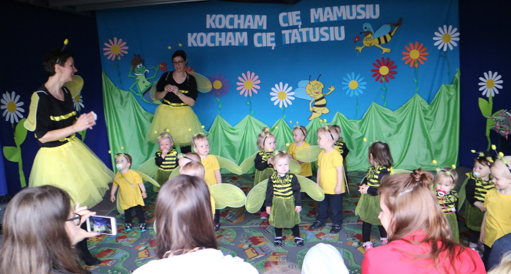 Występ dla rodziców w przedszkolu Gucio