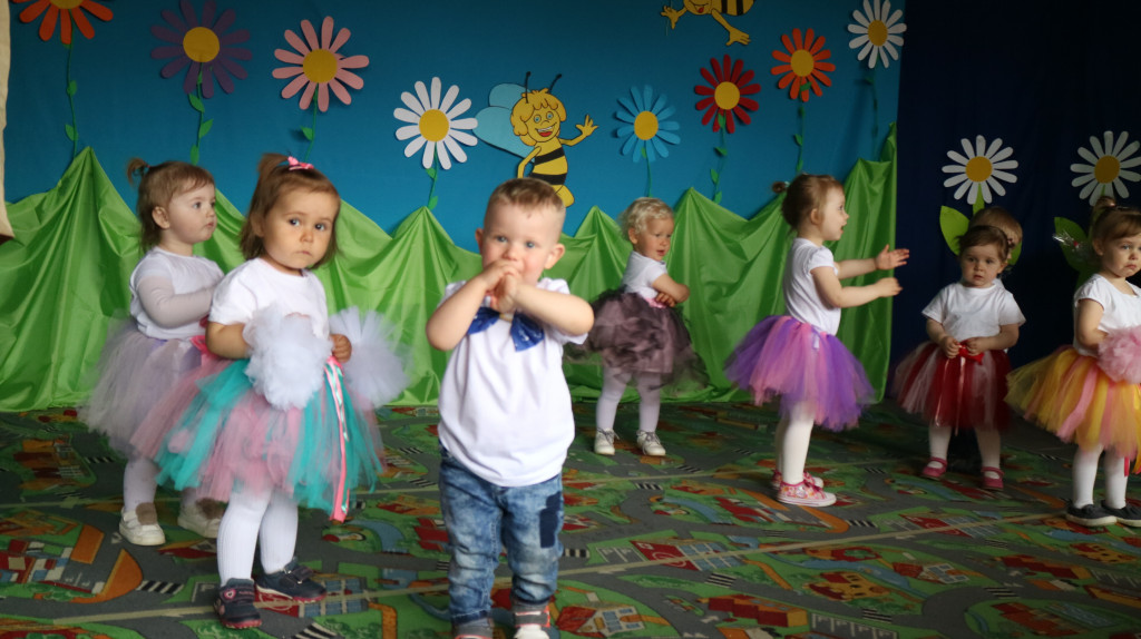 Występ dla rodziców w przedszkolu Gucio