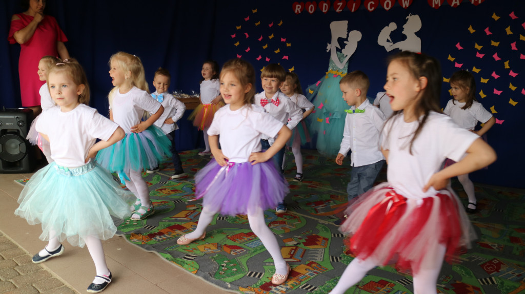 Występ dla rodziców w przedszkolu Gucio