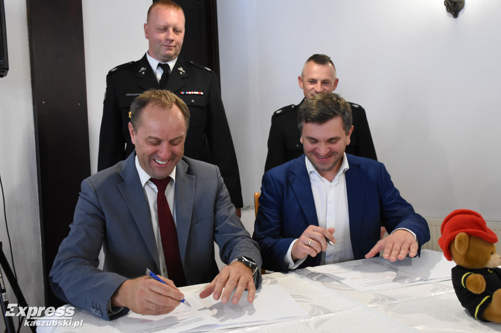 Podpisanie umów na sprzęt dla OSP
