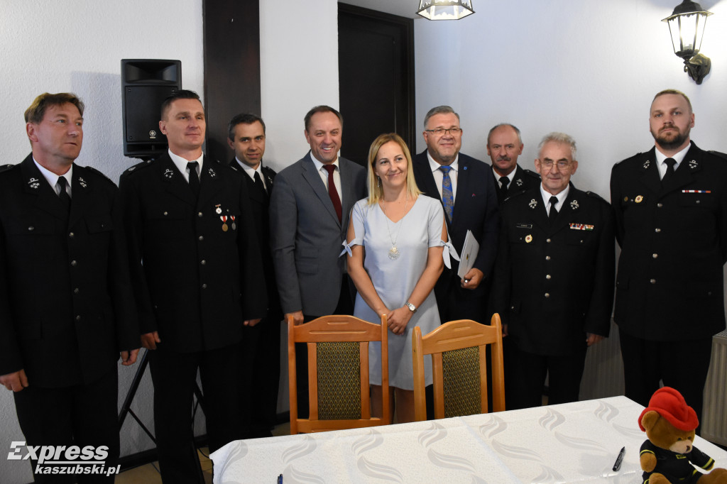 Podpisanie umów na sprzęt dla OSP