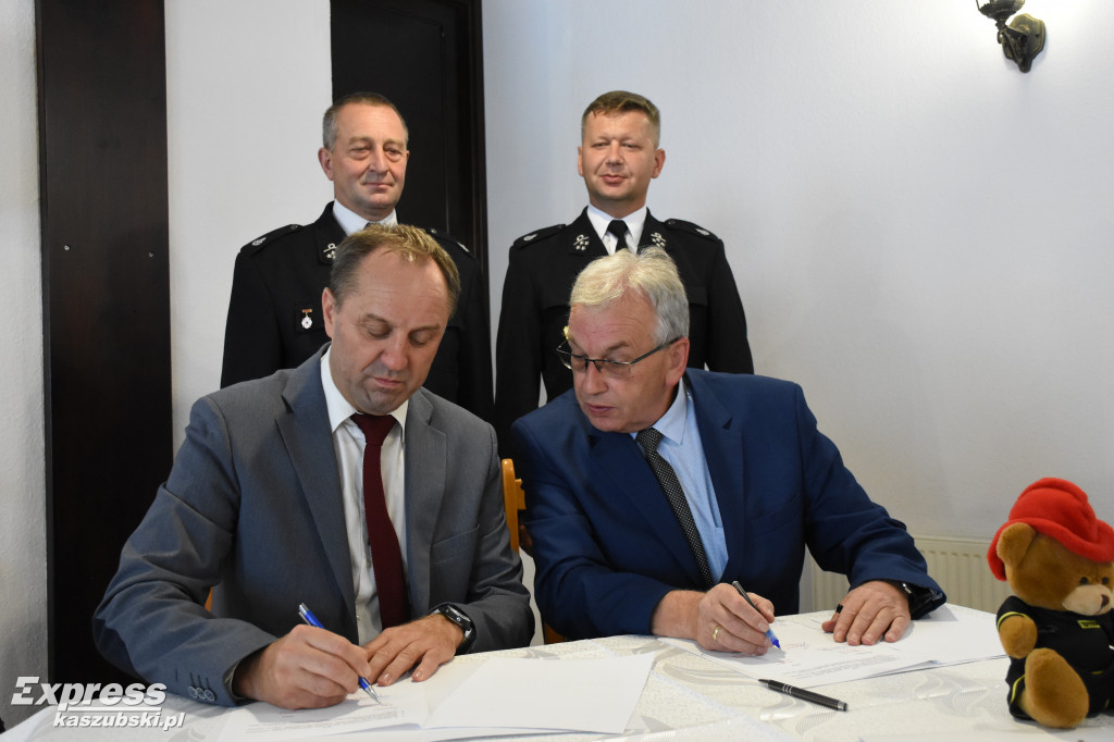 Podpisanie umów na sprzęt dla OSP