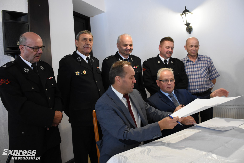 Podpisanie umów na sprzęt dla OSP