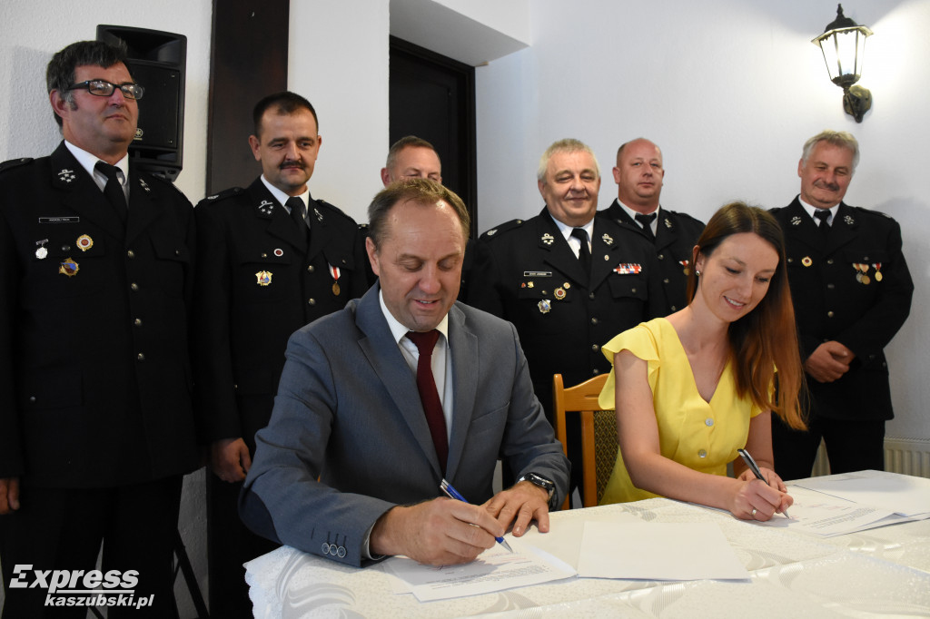 Podpisanie umów na sprzęt dla OSP