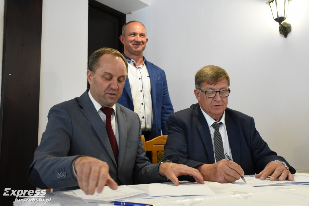 Podpisanie umów na sprzęt dla OSP
