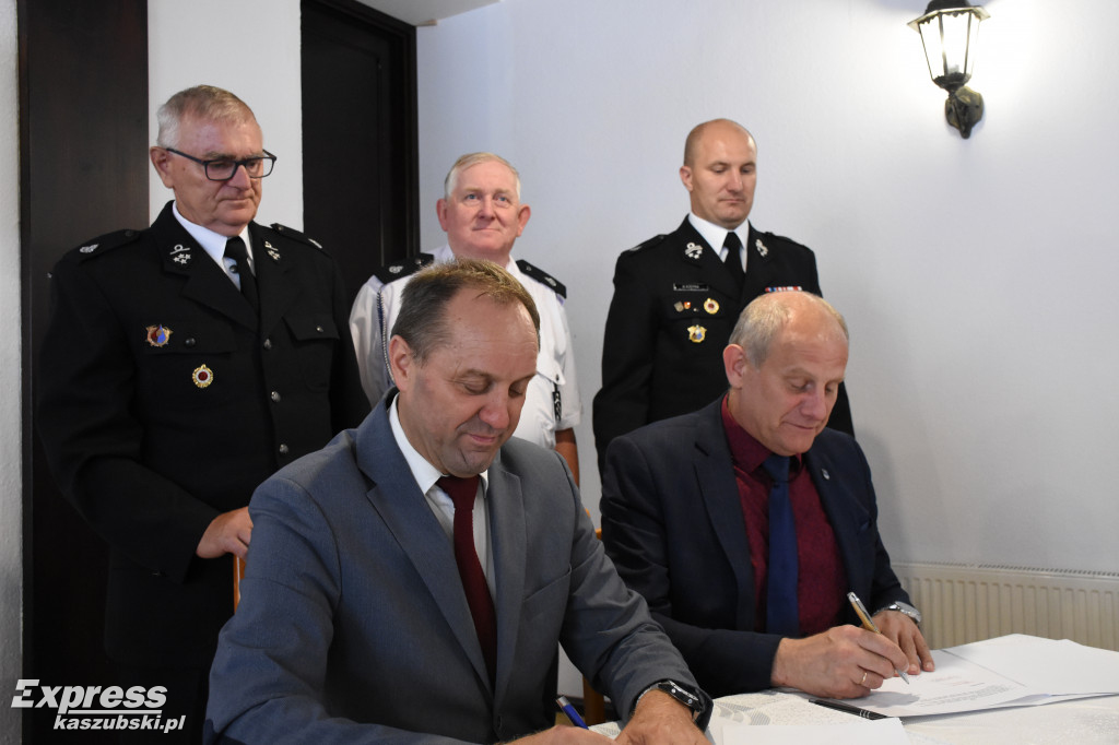 Podpisanie umów na sprzęt dla OSP