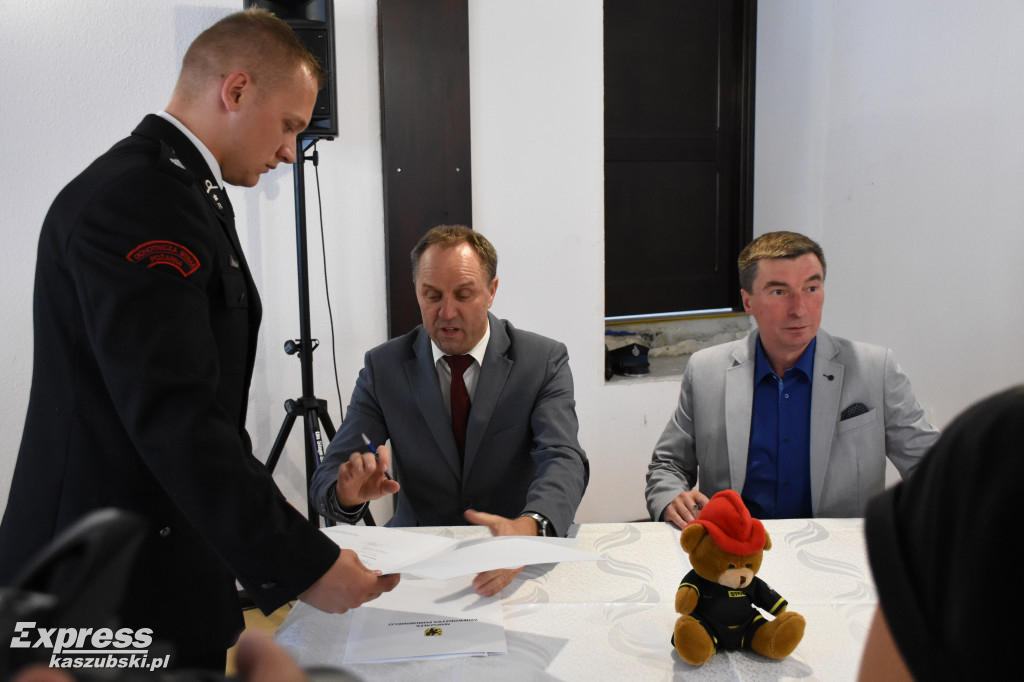 Podpisanie umów na sprzęt dla OSP