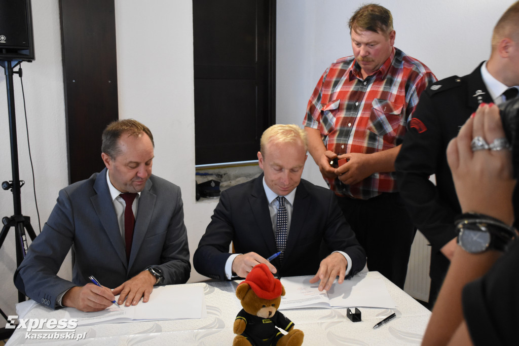 Podpisanie umów na sprzęt dla OSP