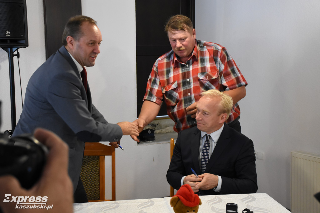 Podpisanie umów na sprzęt dla OSP
