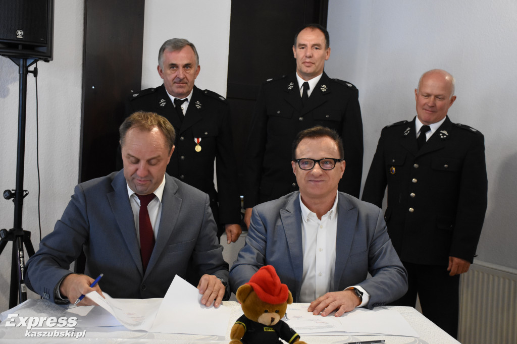 Podpisanie umów na sprzęt dla OSP
