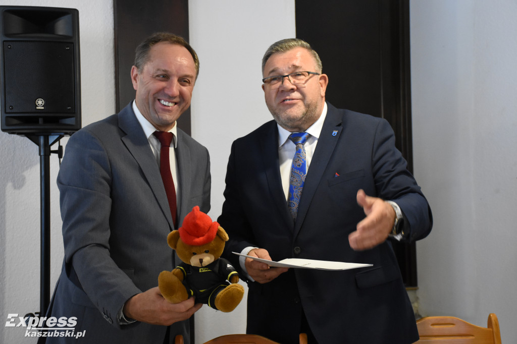 Podpisanie umów na sprzęt dla OSP