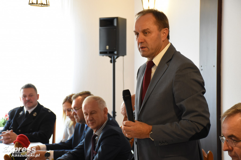 Podpisanie umów na sprzęt dla OSP